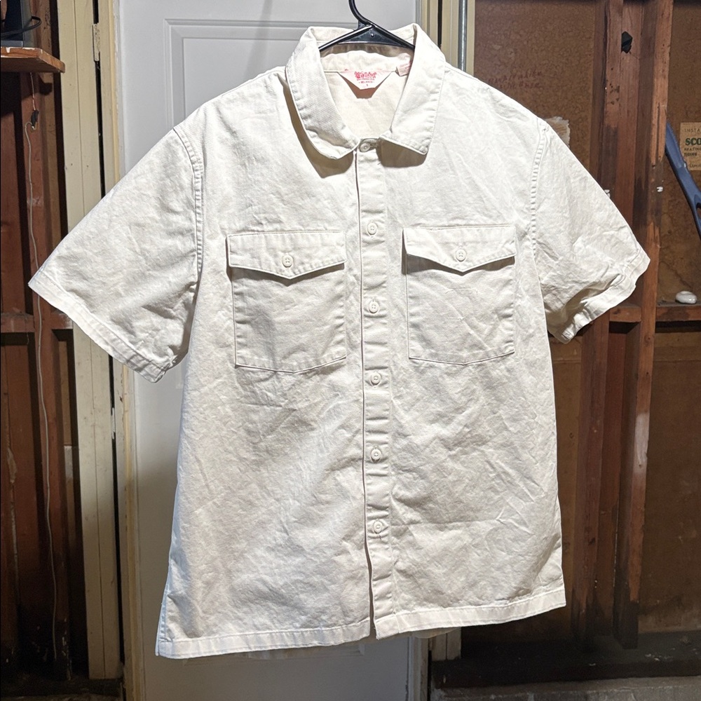 Men's Levi’s workwear shortsleeved button up shirt in a off white color
